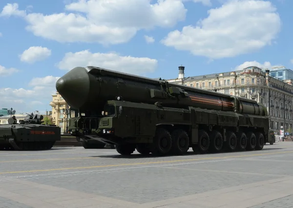 Yars nebo topol-Mr (název NATO: SS-27 mod 2) je ruská raketová raketa na MIRV, která je vybavena mezikontinentální. — Stock fotografie