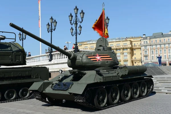 Mittlerer Panzer t-34-85 bei der Generalprobe der Parade zum Tag des Sieges. — Stockfoto