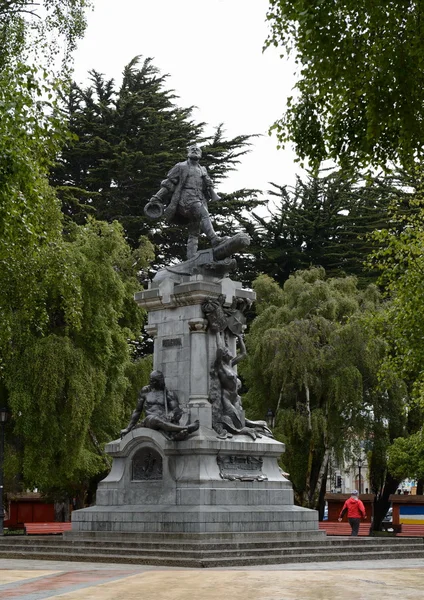 Een monument voor Fernando Magellan in Punta arenas. — Stockfoto