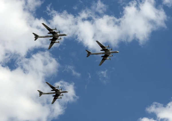 The group of Soviet strategic bomber Tupolev Tu-95 "Bear" flies over Red Square — Stock Photo, Image