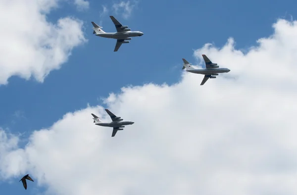 Aeronaves de transporte militar "Il-76 MD" durante um ensaio do desfile dedicado ao Dia da Vitória . — Fotografia de Stock