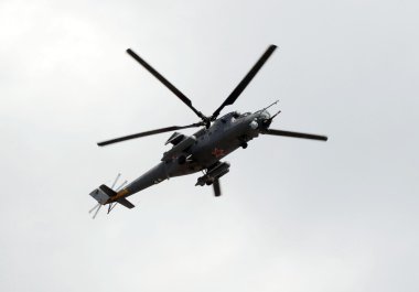  Savaş helikopteri Mi-35 zafer Geçidi için prova.