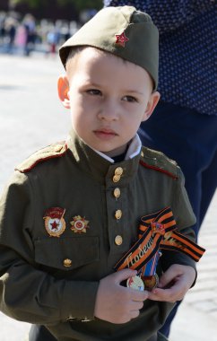  Zafer Bayramı kutlamaları Moskova'da üzerinde üniformalı bilinmeyen çocuk.