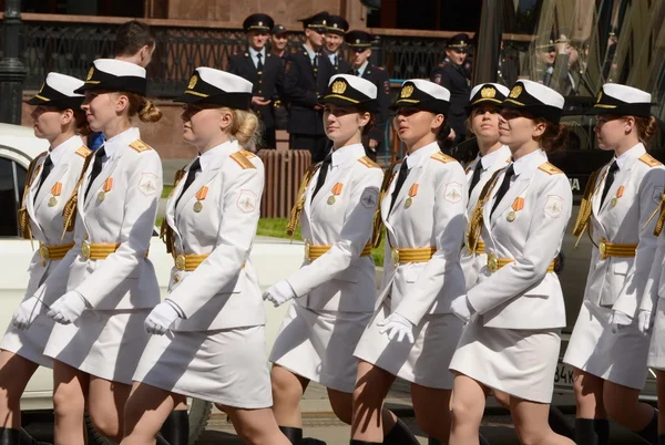 Dziewczyny kadetów uczelni wojskowych i m. wojskowego Instytutu wsparcia materialnego, nazwany na cześć A. Khrulyov — Zdjęcie stockowe