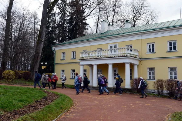 Turister i statens historiska Museum-reserven ”Gorki Leninskie" — Stockfoto