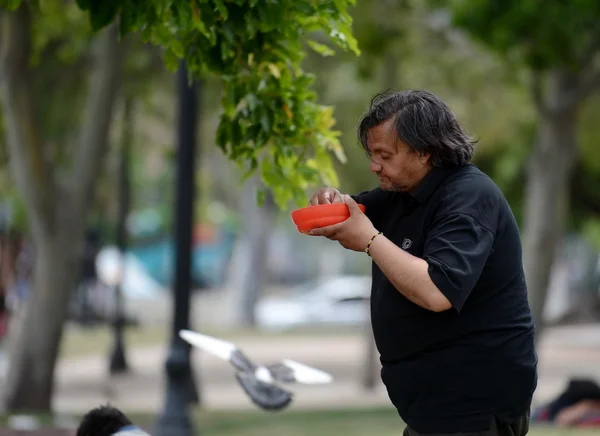 Homeless people with food from missionaries on the street of Santiago. — Stock Photo, Image