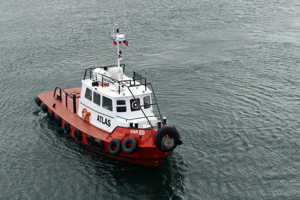 Sleepboot in de haven van port van Punta arenas. — Stockfoto