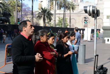  Santiago sokaklarında şarkı misyonerler.