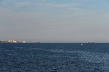 TORREVİJA, KOSTA BLANCA, İSPAN - 23 Eylül 2018: Torrevieja açıklarında Akdeniz. İspanya