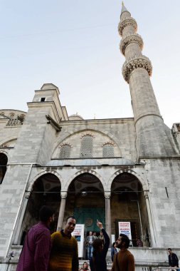 İSTANBUL, TURKEY - 5 Kasım 2019: İstanbul 'daki Mavi Sultanahmet Camii' nde turistler. Türkiye