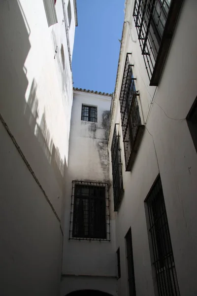 Seville Spanien Juli 2011 Altbau Einer Engen Straße Sevilla — Stockfoto