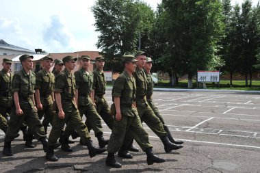 JURGA, SIBERIA, RUSYA - 6 Haziran 2011: Askerler bir askeri geçit alanına yürüyorlar