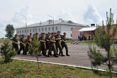 JURGA, SIBERIA, RUSYA - 6 Haziran 2011: Askerler bir askeri geçit alanına yürüyorlar