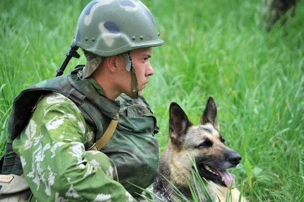 Jurga Siberia Russland Juni 2011 Militärhundeführer Mit Schäferhund Auf Sprengstoffsuche — Stockfoto