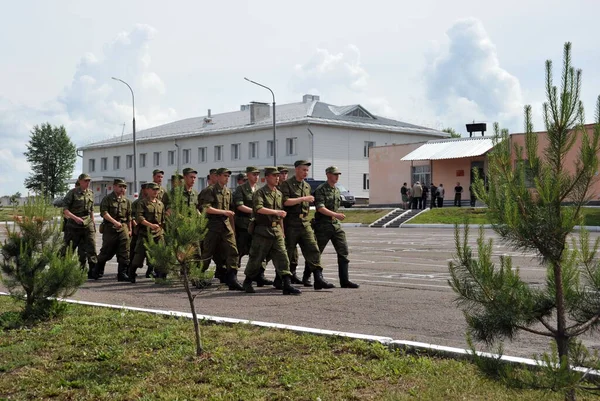 JURGA, SIBERIA, RUSYA - 6 Haziran 2011: Askerler bir askeri geçit alanına yürüyorlar