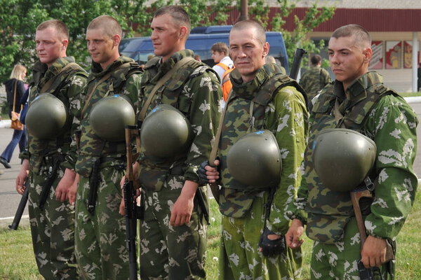 ЮРГА, СИБЕРИЯ, РОССИЯ - 6 ИЮНЯ 2011: Солдаты разведывательной мотострелковой бригады после выполнения задания