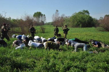 JURGA, SIBERIA, RUSSIA - 7 Haziran 2011: Esir alınan rehineler. Savaş muhabirleri için kurslar, esaret altında davranış kuralları.