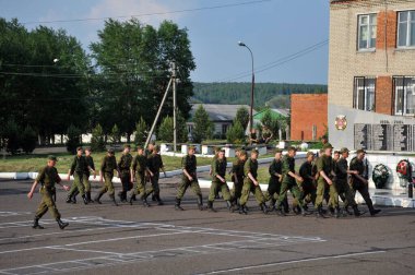JURGA, SIBERIA, RUSYA - 7 Haziran 2011: Askerler bir askeri geçit alanına yürüyorlar
