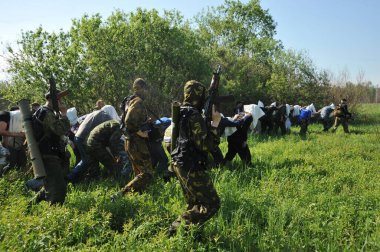 JURGA, SIBERIA, RUSSIA - 7 Haziran 2011: Esir alınan rehineler. Savaş muhabirleri için kurslar 