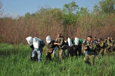 JURGA, SIBERIA, RUSSIA - 7 Haziran 2011: Esir alınan rehineler. Savaş muhabirleri için kurslar 