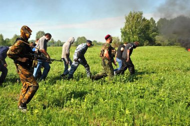 JURGA, SIBERIA, RUSSIA - 7 Haziran 2011: Esir alınan rehineler. Savaş muhabirleri için kurslar, esaret altında davranış kuralları.