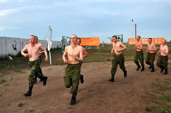 Jurga Siberia Russia 2011年6月6日 兵士は軍のユニットで朝のジョギングを取る — ストック写真