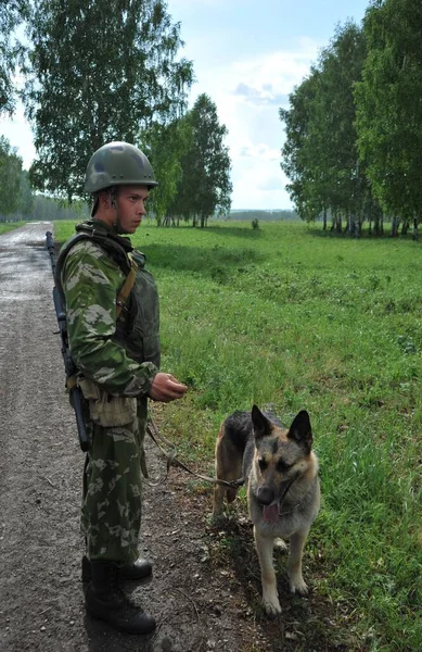 Jurga Siberia Russia Giugno 2011 Gestore Cani Militari Con Cane — Foto Stock