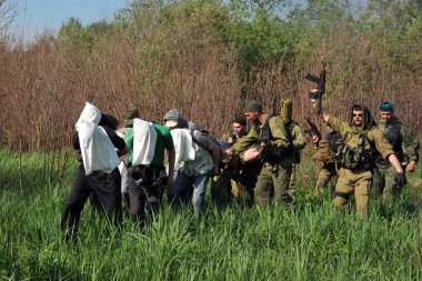 JURGA, SIBERIA, RUSSIA - 7 Haziran 2011: Esir alınan rehineler. Savaş muhabirleri için kurslar 