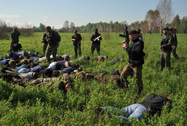 JURGA, SIBERIA, RUSSIA - 7 Haziran 2011: Esir alınan rehineler. Savaş muhabirleri için kurslar 