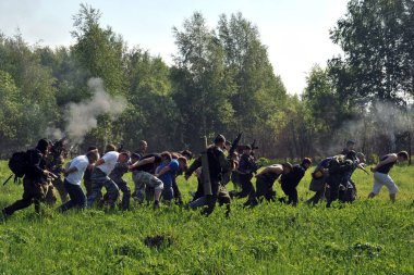 JURGA, SIBERIA, RUSSIA - 7 Haziran 2011: Esir alınan rehineler. Savaş muhabirleri için kurslar 