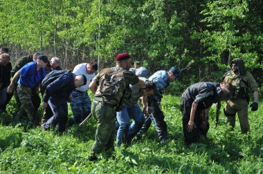 JURGA, SIBERIA, RUSSIA - 7 Haziran 2011: Esir alınan rehineler. Savaş muhabirleri için kurslar 