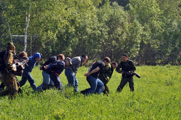 JURGA, SIBERIA, RUSSIA - 7 Haziran 2011: Esir alınan rehineler. Savaş muhabirleri için kurslar 