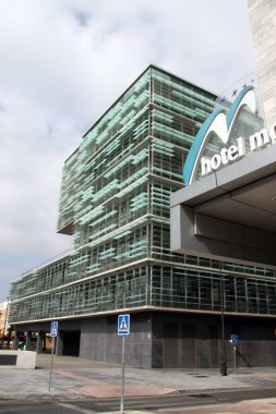 MALAGA, SPAIN - 23 Haziran 2011: İspanya 'nın Endülüs bölgesindeki bir sahil kasabası olan Malaga' daki modern bina, Akdeniz kıyısındaki bir tatil merkezi.