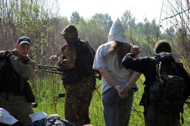 JURGA, SIBERIA, RUSSIA - 7 Haziran 2011: Esir alınan rehineler. Savaş muhabirleri için kurslar 