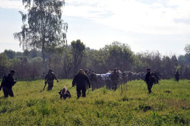 JURGA, SIBERIA, RUSSIA - 7 Haziran 2011: Esir alınan rehineler. Savaş muhabirleri için kurslar 