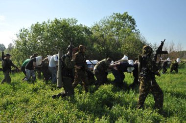 JURGA, SIBERIA, RUSSIA - 7 Haziran 2011: Esir alınan rehineler. Savaş muhabirleri için kurslar 