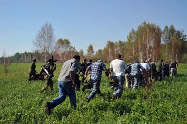JURGA, SIBERIA, RUSSIA - 7 Haziran 2011: Esir alınan rehineler. Savaş muhabirleri için kurslar 