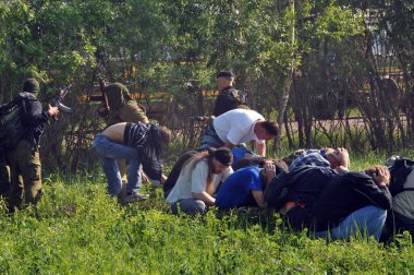 JURGA, SIBERIA, RUSSIA - 7 Haziran 2011: Esir alınan rehineler. Savaş muhabirleri için kurslar 