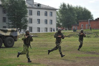 JURGA, SIBERIA, RUSSIA - 6 Haziran 2011: Rus özel kuvvetlerinin eğitim savaşı