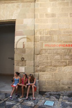  MALAGA, İspanya - 23 Haziran 2011: Malaga 'daki Pablo Picasso Müzesinde Turistler