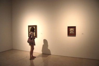 MALAGA, İspanya - 23 Haziran 2011: İspanya 'nın Malaga kentindeki Pablo Picasso Müzesi' nde turistler.
