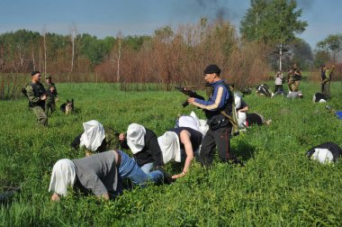 JURGA, SIBERIA, RUSSIA - 7 Haziran 2011: Esir alınan rehineler. Savaş muhabirleri için kurslar 