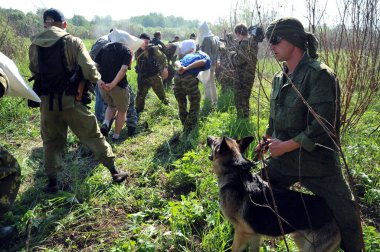 JURGA, SIBERIA, RUSSIA - 7 Haziran 2011: Esir alınan rehineler. Savaş muhabirleri için kurslar 
