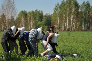 JURGA, SIBERIA, RUSSIA - 7 Haziran 2011: Esir alınan rehineler. Savaş muhabirleri için kurslar 