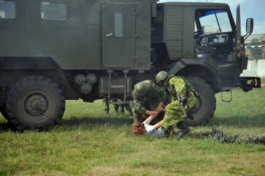 JURGA, SIBERIA, RUSSIA - 6 Haziran 2011: Rus özel kuvvetleri bir araba yakalama alıştırması yaptı