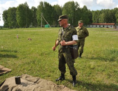 JURGA, SIBERIA, RUSSIA - 6 Haziran 2011: Bir subay askeri eğitim sahasında mayının cihazını gösteriyor