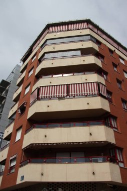 MALAGA, SPAIN - 23 Haziran 2011: İspanya 'nın Endülüs bölgesindeki bir sahil kasabası olan Malaga' daki modern bina, Akdeniz kıyısındaki bir tatil merkezi.