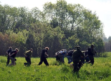 JURGA, SIBERIA, RUSSIA - 7 Haziran 2011: Esir alınan rehineler. Savaş muhabirleri için kurslar 