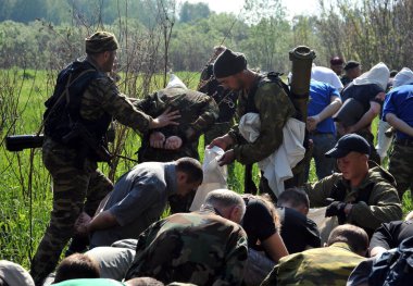 JURGA, SIBERIA, RUSSIA - 7 Haziran 2011: Esir alınan rehineler. Savaş muhabirleri için kurslar 