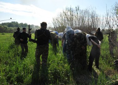 JURGA, SIBERIA, RUSSIA - 7 Haziran 2011: Esir alınan rehineler. Savaş muhabirleri için kurslar 